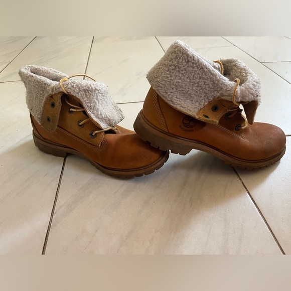 Women’s Furry Timberlands - Picture 1 of 3